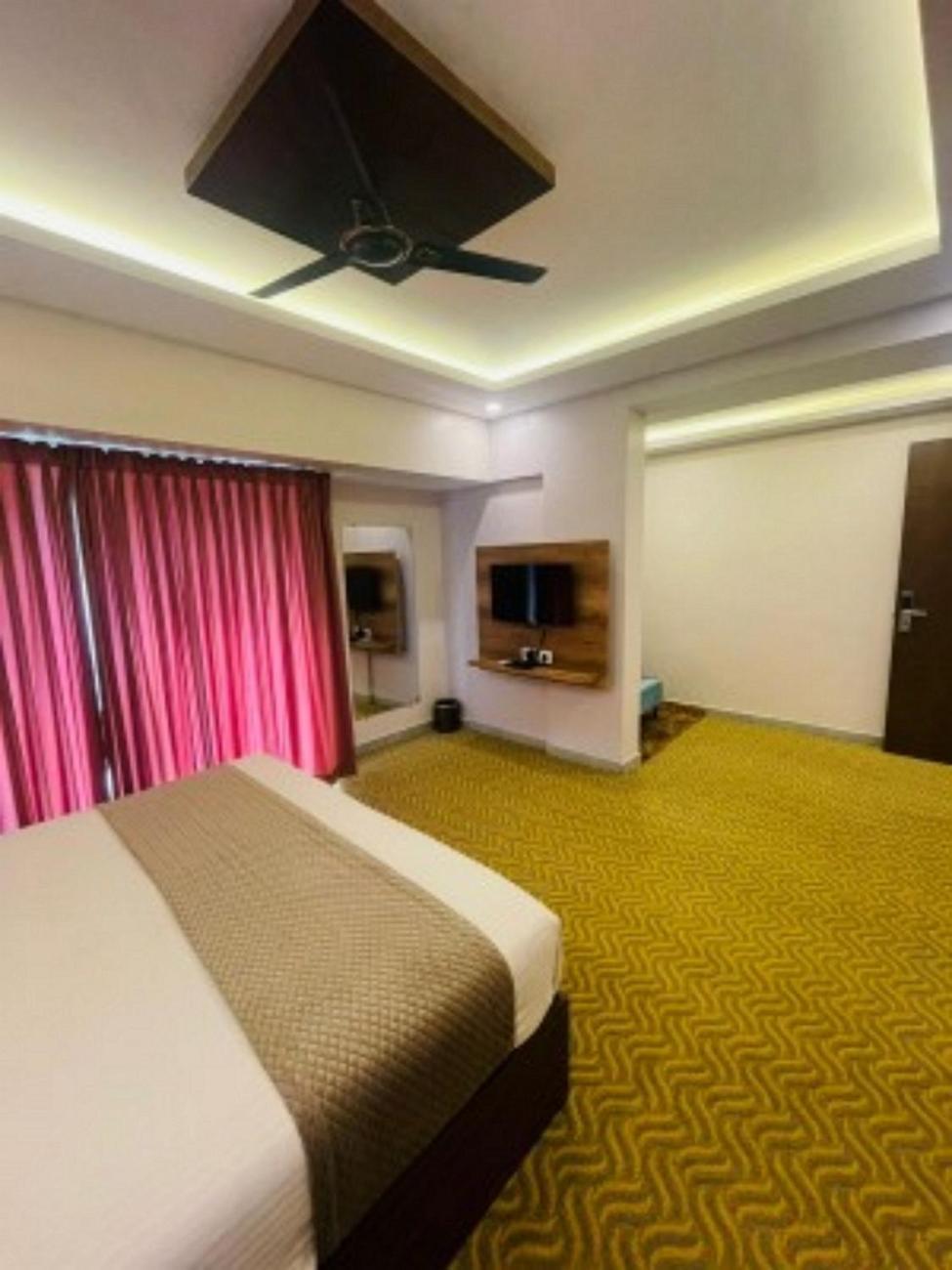 Vovo Hotels Yelahanka Экстерьер фото