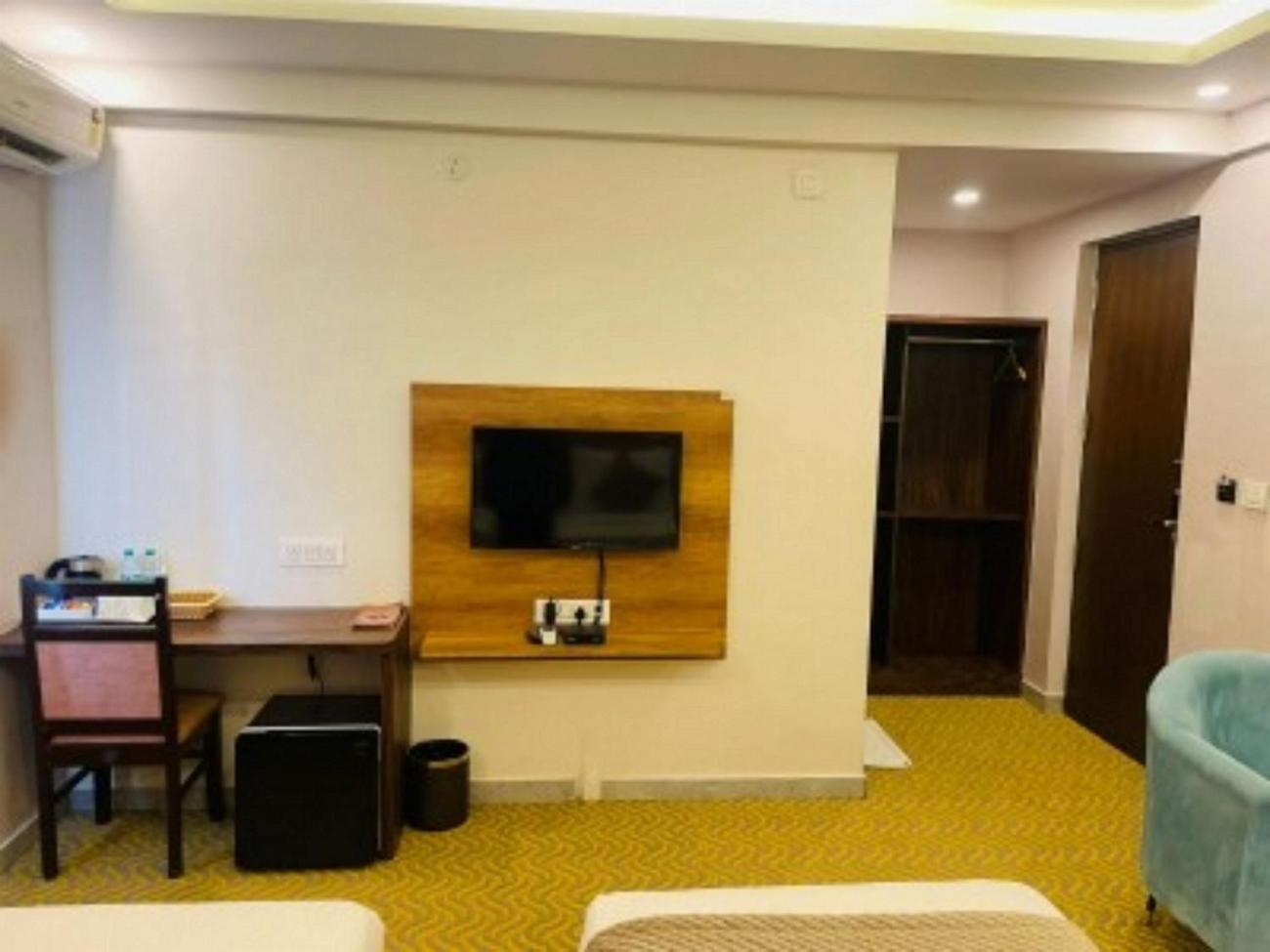 Vovo Hotels Yelahanka Экстерьер фото