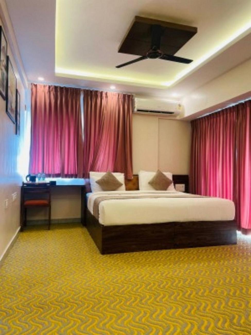 Vovo Hotels Yelahanka Экстерьер фото