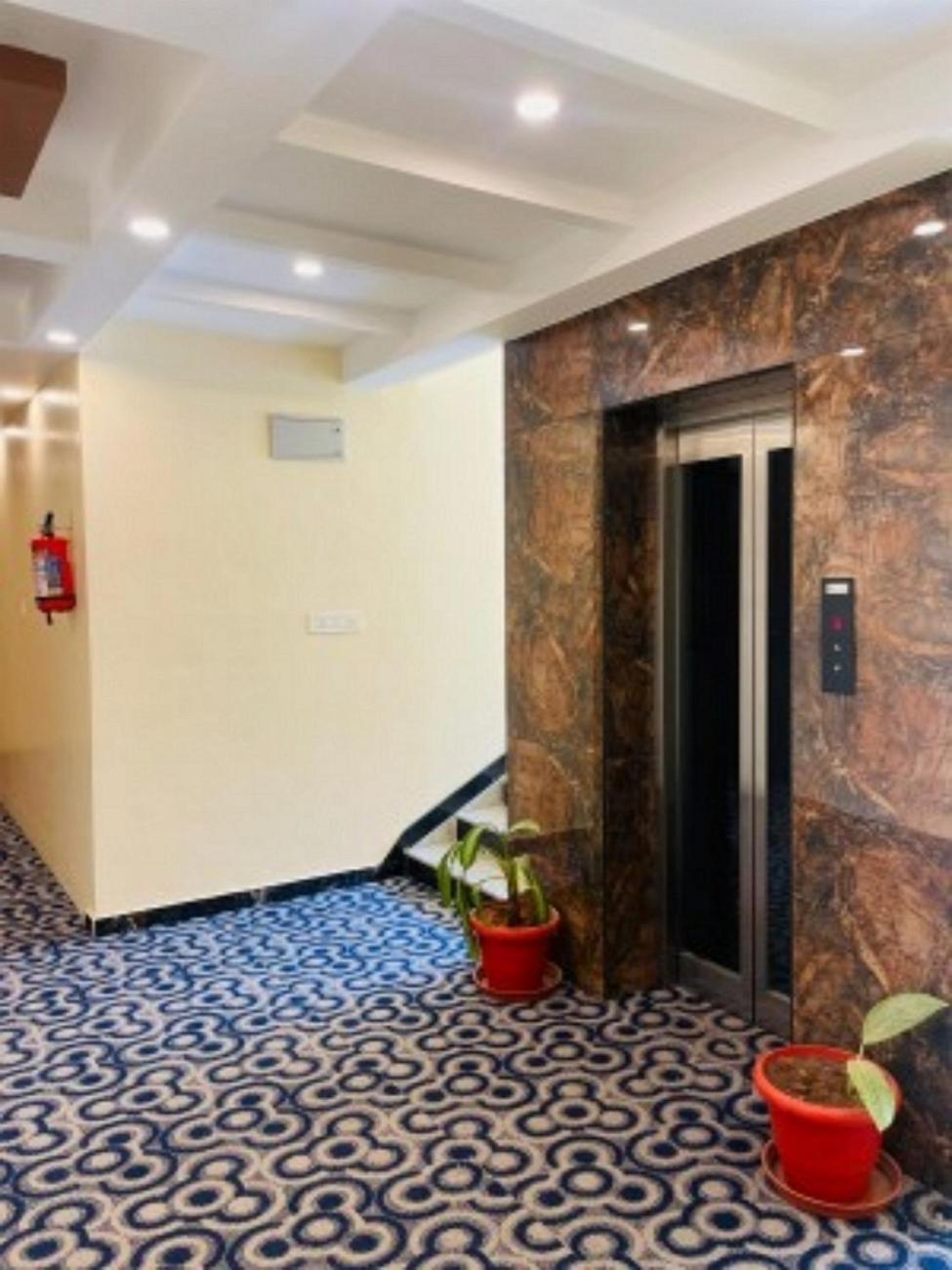 Vovo Hotels Yelahanka Экстерьер фото