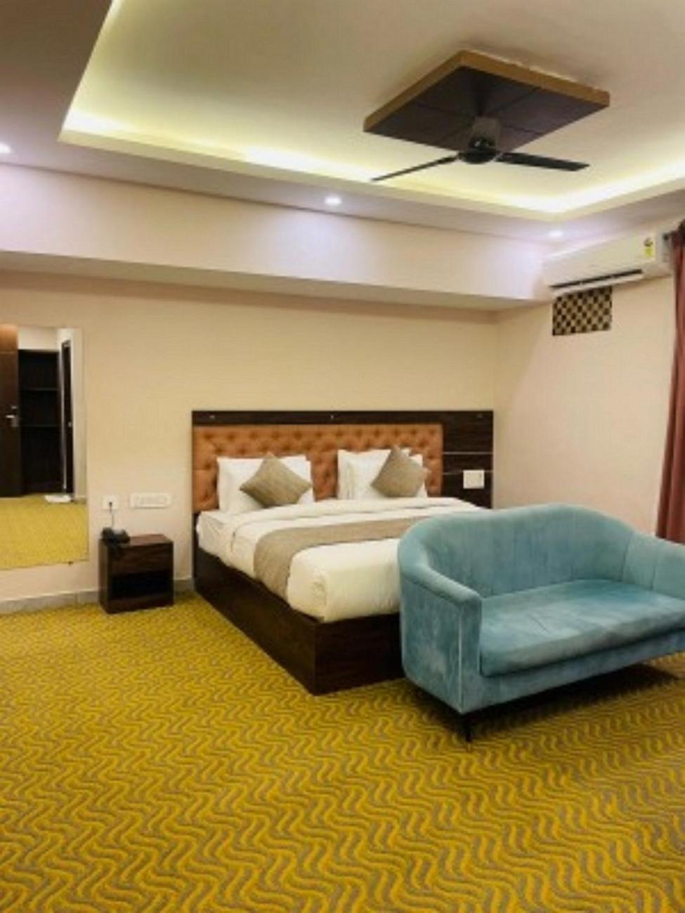 Vovo Hotels Yelahanka Экстерьер фото