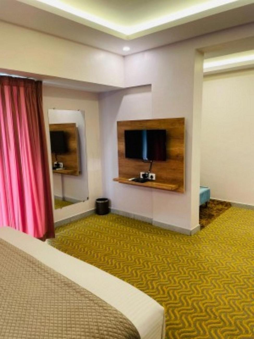 Vovo Hotels Yelahanka Экстерьер фото