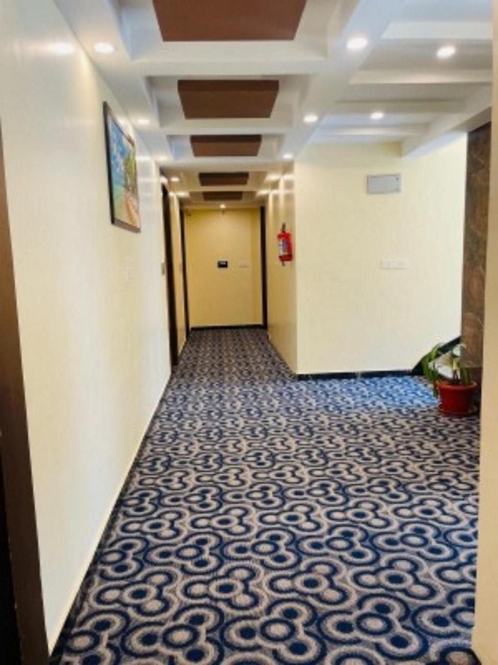 Vovo Hotels Yelahanka Экстерьер фото