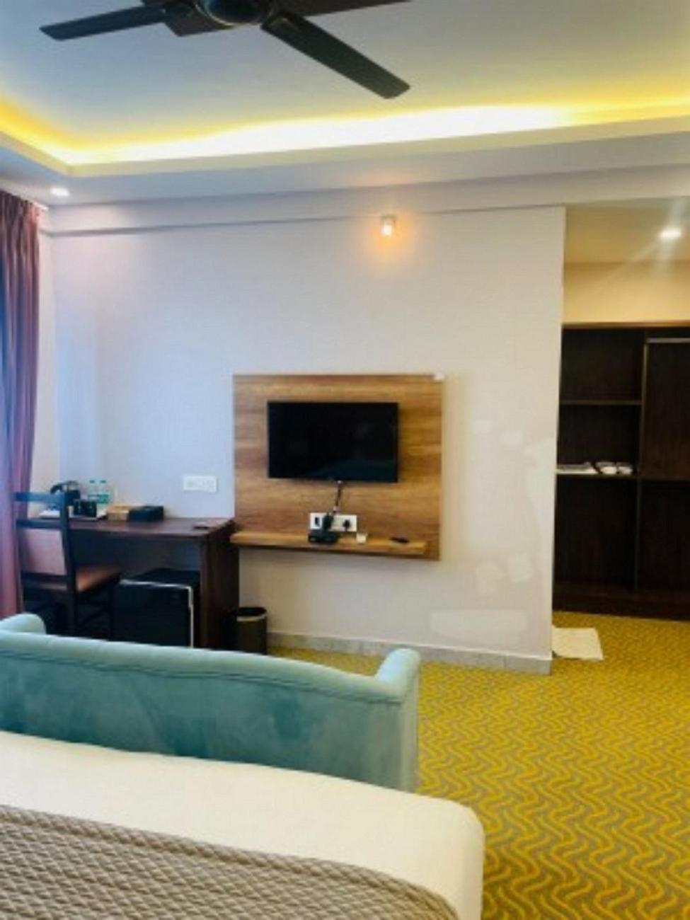 Vovo Hotels Yelahanka Экстерьер фото
