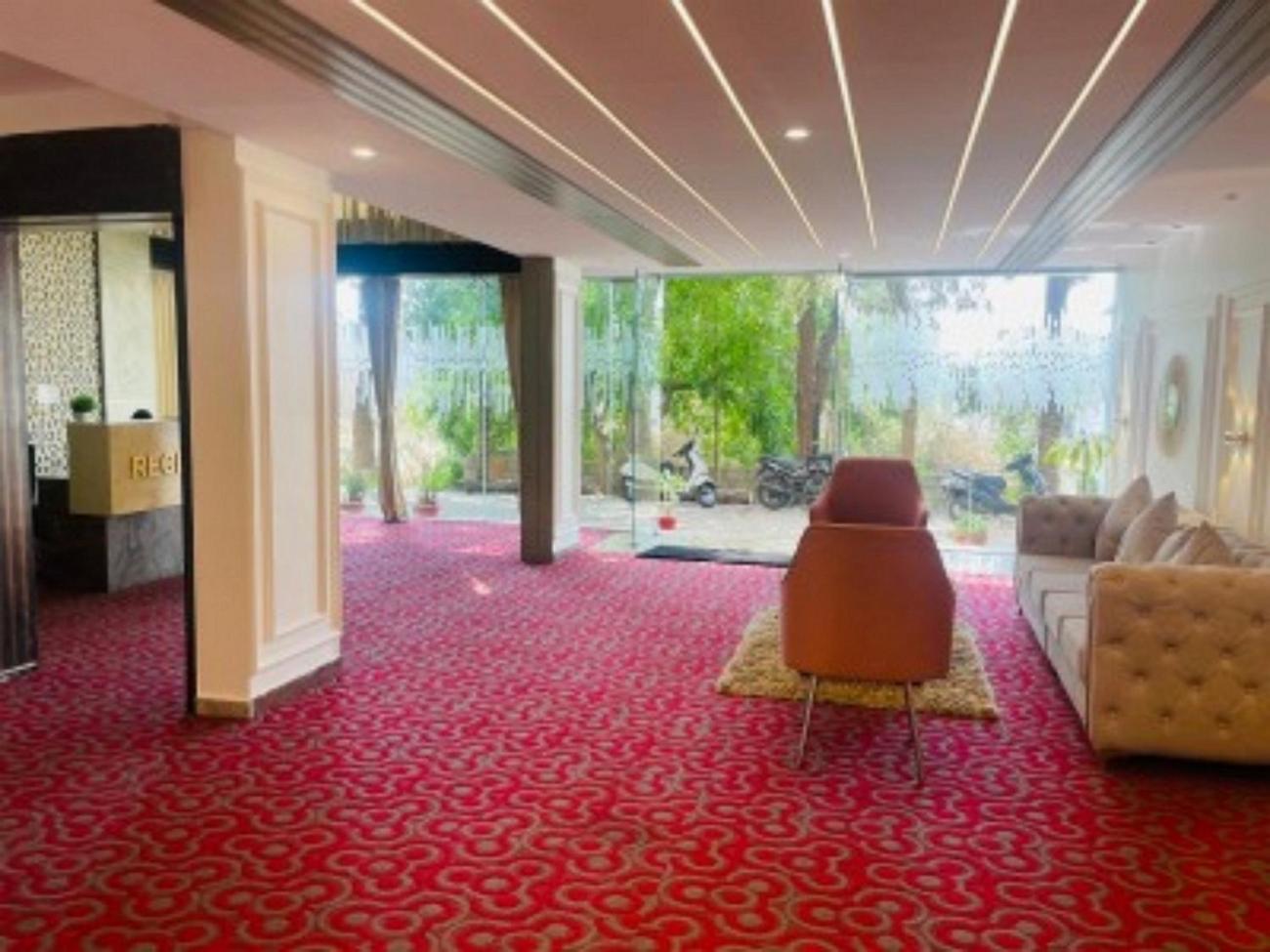 Vovo Hotels Yelahanka Экстерьер фото