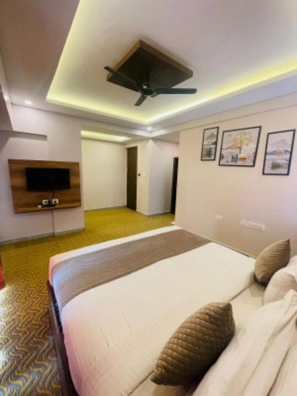 Vovo Hotels Yelahanka Экстерьер фото