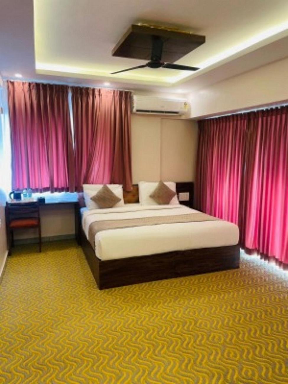 Vovo Hotels Yelahanka Экстерьер фото