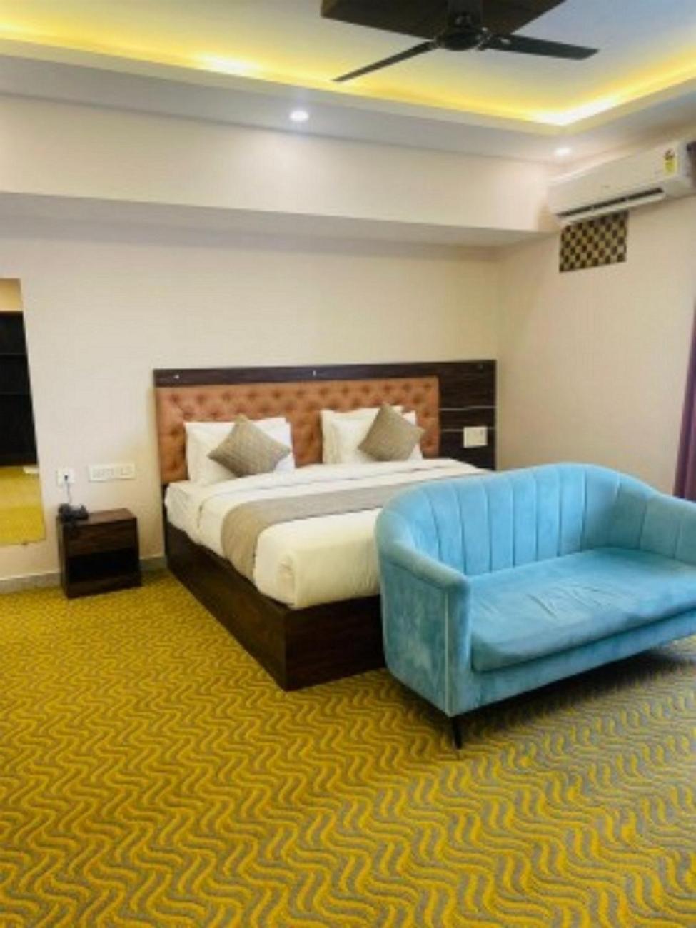 Vovo Hotels Yelahanka Экстерьер фото